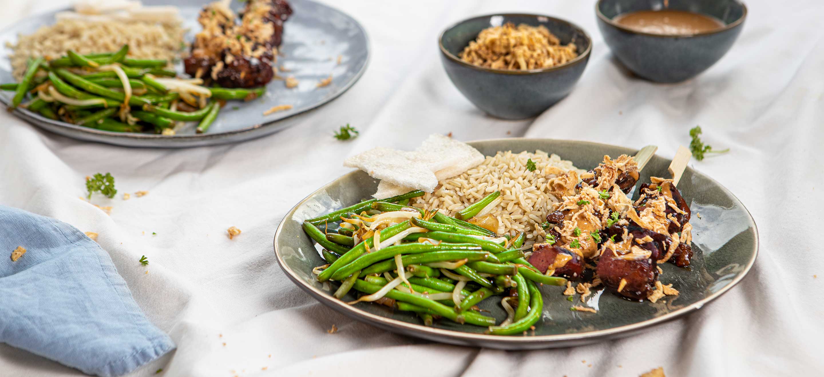 Spicy saté van kipdijfilet met rijst en groenten